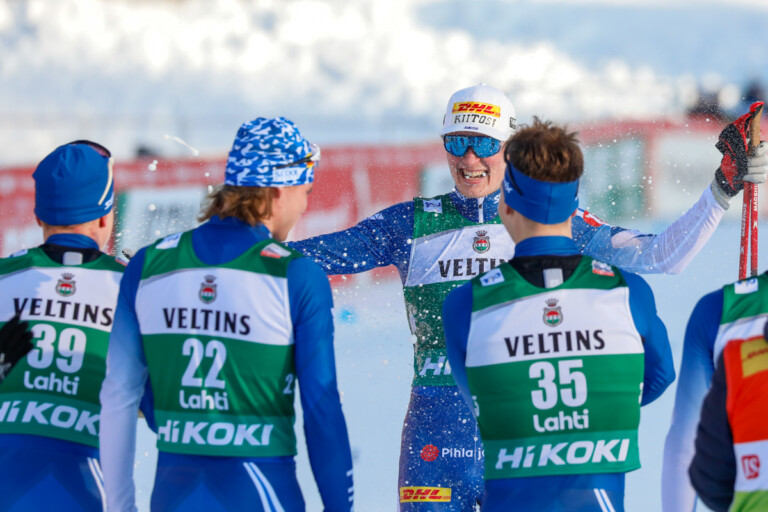 Sektdusche zum Karriereende: Arttu Maekiaho (FIN), Perttu Reponen (FIN), Leevi Mutru (FIN), Otto Niittykoski (FIN), (l-r)