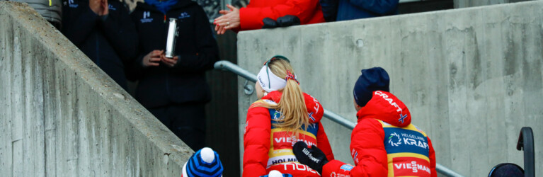 Ida Marie Hagen (NOR) und Jarl Magnus Riiber (NOR) (l-r) holen sich die Glückwünsche der Königlichen Familie ab.