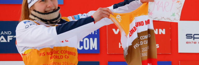 Ida Marie Hagen (NOR) hält bei der Siegerehrung das Trikot von Mari Leinan Lund (NOR), die aufgrund einer schweren Knieverletzung nicht an der Ehrung teilnehmen konnte.