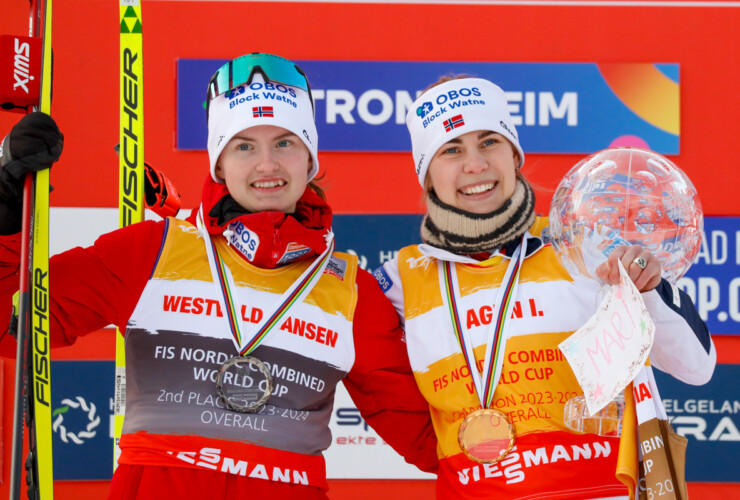 Die beiden besten Kombiniererinnen des Winters: Gyda Westvold Hansen (NOR), Ida Marie Hagen (NOR), (l-r)