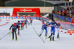 Der Zweikampf um Platz drei zwischen Johannes Rydzek (GER) und Kristjan Ilves (EST) (l-r) geht zugunsten des Esten aus.