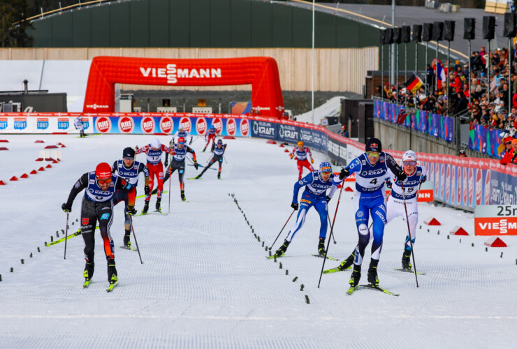 Der Zweikampf um Platz drei zwischen Johannes Rydzek (GER) und Kristjan Ilves (EST) (l-r) geht zugunsten des Esten aus.