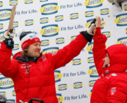 Tom Hilde (NOR), Sprungtrainer der Norweger, freut sich über Riibers Sprung.