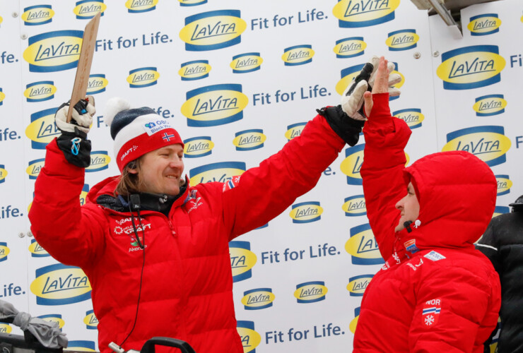 Tom Hilde (NOR), Sprungtrainer der Norweger, freut sich über Riibers Sprung.