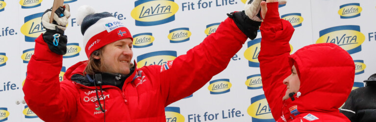 Tom Hilde (NOR), Sprungtrainer der Norweger, freut sich über Riibers Sprung.