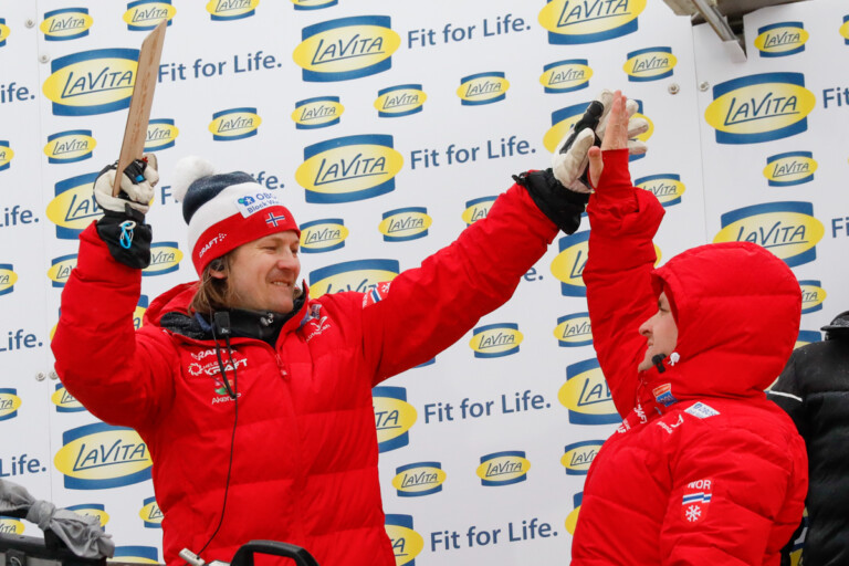 Tom Hilde (NOR), Sprungtrainer der Norweger, freut sich über Riibers Sprung.