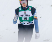 Eero Hirvonen (FIN I) freut sich über seinen Sprung.