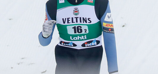 Eero Hirvonen (FIN I) freut sich über seinen Sprung.