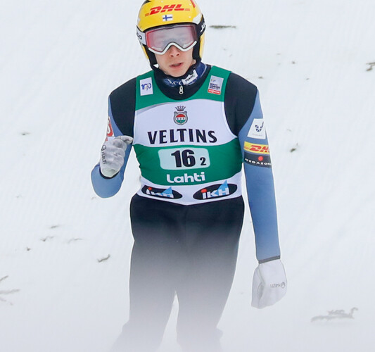 Eero Hirvonen (FIN I) freut sich über seinen Sprung.