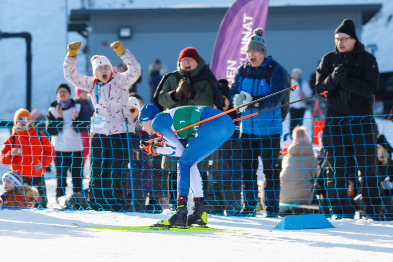 Eero Hirvonen (FIN) wird vom Heimpublikum gefeiert.