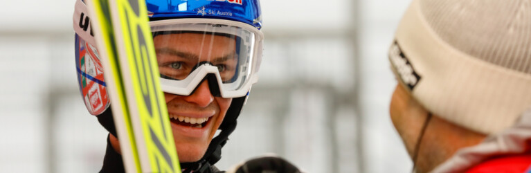 Johannes Lamparter (AUT I) hat nach seinem weiten Sprung gut lachen.