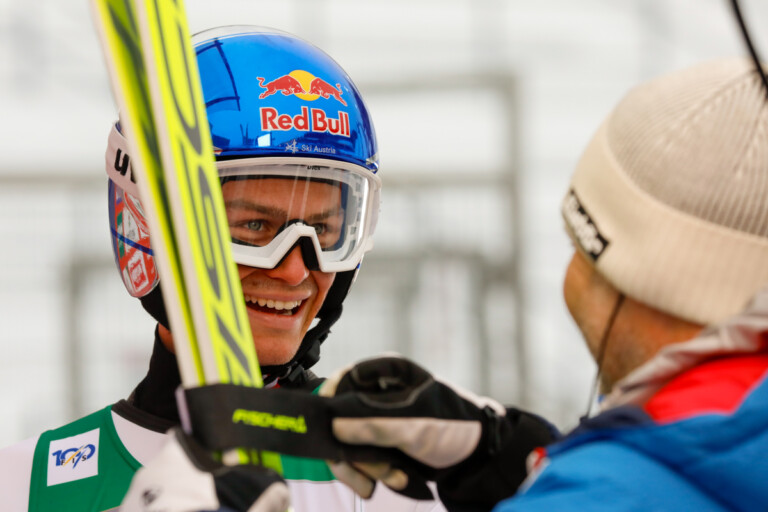 Johannes Lamparter (AUT I) hat nach seinem weiten Sprung gut lachen.