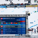 Johannes Lamparter (AUT) geht mit dem weitesten Sprung des Tages zunächst in Führung.