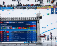 Johannes Lamparter (AUT) geht mit dem weitesten Sprung des Tages zunächst in Führung.