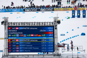 Johannes Lamparter (AUT) geht mit dem weitesten Sprung des Tages zunächst in Führung.