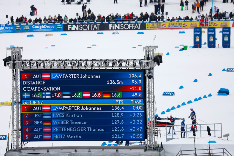 Johannes Lamparter (AUT) geht mit dem weitesten Sprung des Tages zunächst in Führung.