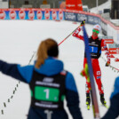 Johannes Lamparter (AUT) wird von seinen Teamkollegen erwartet.