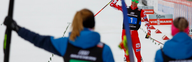 Johannes Lamparter (AUT) wird von seinen Teamkollegen erwartet.