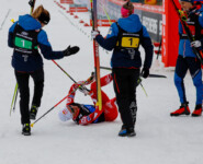 Johannes Lamparter (AUT) kommt erst nach der Ziellinie zu Fall.