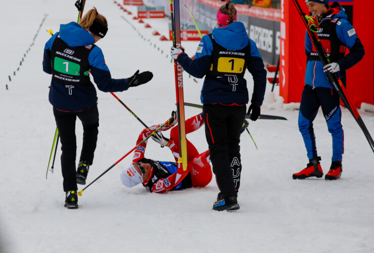 Johannes Lamparter (AUT) kommt erst nach der Ziellinie zu Fall.