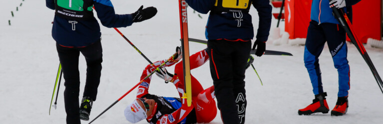 Johannes Lamparter (AUT) kommt erst nach der Ziellinie zu Fall.