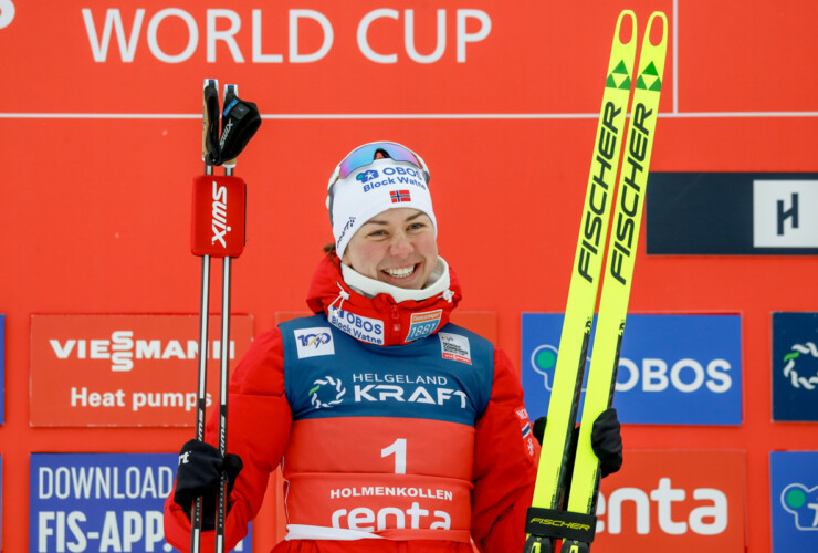 Mari Leinan Lund (NOR) lag nach dem Springen in Führung und wurde Zweite.