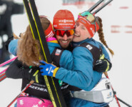 Freude über den Podestplatz: Nathalie Armbruster (GER), Johannes Rydzek (GER), Jenny Nowak (GER)