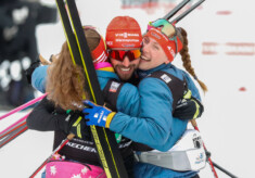 Freude über den Podestplatz: Nathalie Armbruster (GER), Johannes Rydzek (GER), Jenny Nowak (GER)