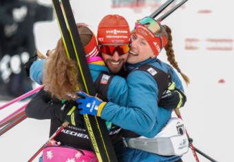 Freude über den Podestplatz: Nathalie Armbruster (GER), Johannes Rydzek (GER), Jenny Nowak (GER)