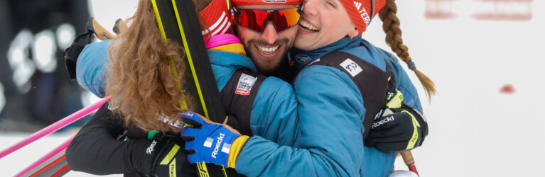 Freude über den Podestplatz: Nathalie Armbruster (GER), Johannes Rydzek (GER), Jenny Nowak (GER)