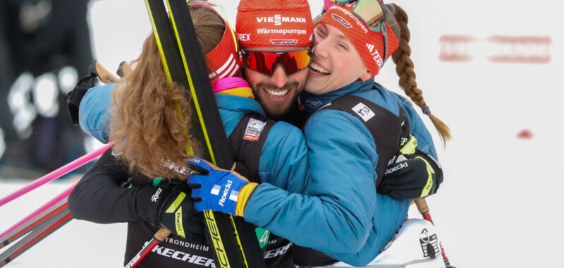 Freude über den Podestplatz: Nathalie Armbruster (GER), Johannes Rydzek (GER), Jenny Nowak (GER)