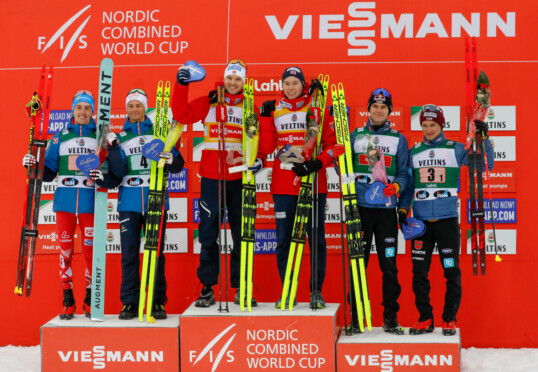 Das Podium des Teamsprints: Stefan Rettenegger (AUT I), Johannes Lamparter (AUT I), Joergen Graabak (NOR I), Jens Luraas Oftebro (NOR I), Vinzenz Geiger (GER II), Manuel Faisst (GER II), (l-r)