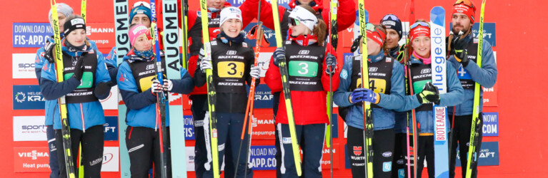 Das einzige Mixed Team-Podium des Winters: Johannes Lamparter (AUT), Lisa Hirner (AUT), Annalena Slamik (AUT), Stefan Rettenegger (AUT), Jens Luraas Oftebro (NOR), Ida Marie Hagen (NOR), Gyda Westvold Hansen (NOR), Joergen Graabak (NOR), Jenny Nowak (GER), Manuel Faisst (GER), Nathalie Armbruster (GER), Johannes Rydzek (GER), (l-r)