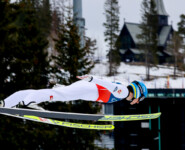 Thomas Rettenegger (AUT) springt vor der Holmenkollen-Kapelle.