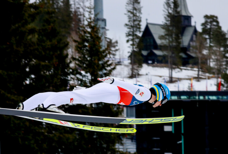 Thomas Rettenegger (AUT) springt vor der Holmenkollen-Kapelle.