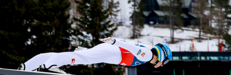 Thomas Rettenegger (AUT) springt vor der Holmenkollen-Kapelle.