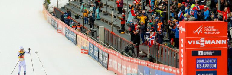 Jarl Magnus Riiber (NOR) lässt sich vom Publikum feiern.