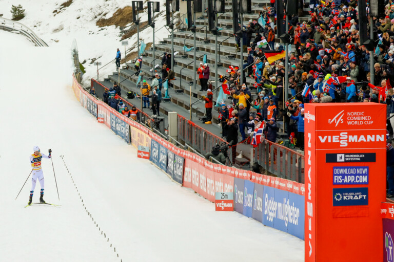 Jarl Magnus Riiber (NOR) lässt sich vom Publikum feiern.