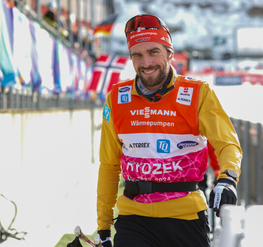 Johannes Rydzek (GER) geht gut gelaunt ins Rennen.