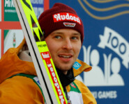 Terence Weber (GER I) und Vinzenz Geiger liegen nach dem Springen in Führung.