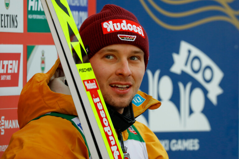 Terence Weber (GER I) und Vinzenz Geiger liegen nach dem Springen in Führung.