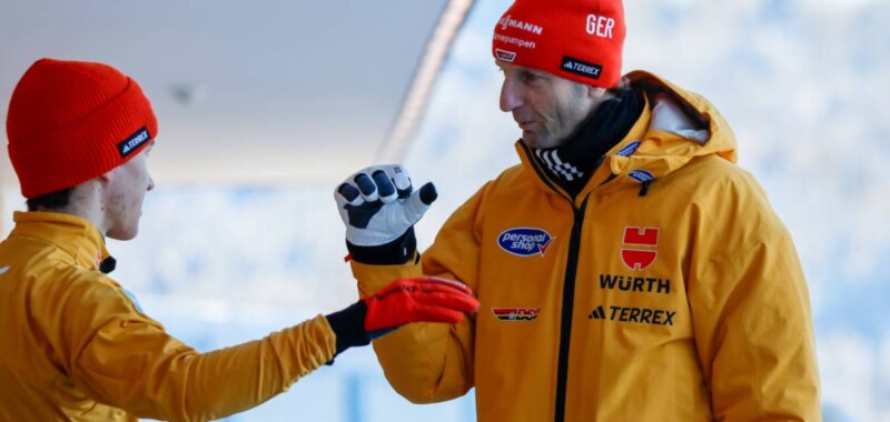Heinz Kuttin (AUT, r), hier im Bild mit Tristan Sommerfeldt, verlässt die Nordischen Kombinierer und wird Bundestrainer der Skispringerinnen.