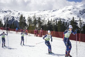 Antoine Gerard (FRA) und Gael Blondeau (FRA) (l-r) laufen vor der alpinen Kulisse in Méribel (FRA), bei den französischen Meisterschaften im März.