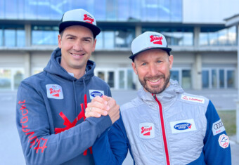 Der Sportliche Leiter des ÖSV, Florian Liegl, begrüßt Christoph Bieler (l-r) als neuen Cheftrainer der Nordischen Kombination der Herren.