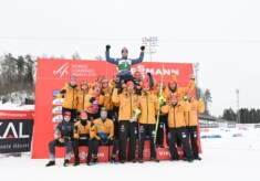 David  Mach (GER) mit dem deutschen Team nach seinem ersten Podestplatz im Weltcup der Nordischen Kombination in Otepää (EST) im vergangenen Winter