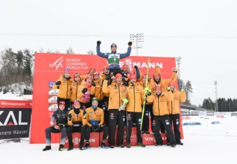 David  Mach (GER) mit dem deutschen Team nach seinem ersten Podestplatz im Weltcup der Nordischen Kombination in Otepää (EST) im vergangenen Winter