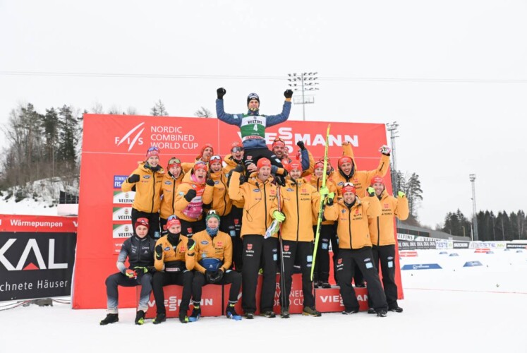 David Mach (GER) mit dem deutschen Team nach seinem ersten Podestplatz im Weltcup der Nordischen Kombination in Otepää (EST) im vergangenen Winter