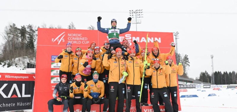 David  Mach (GER) mit dem deutschen Team nach seinem ersten Podestplatz im Weltcup der Nordischen Kombination in Otepää (EST) im vergangenen Winter