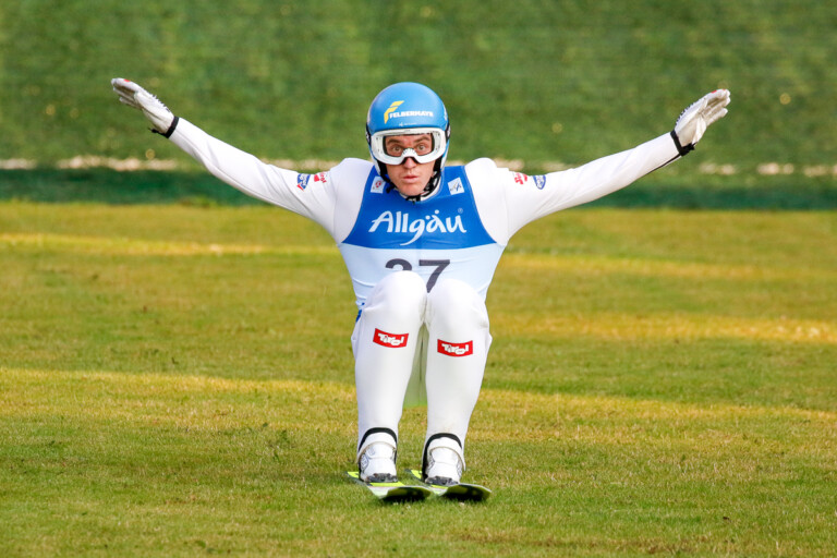 Thomas Rettenegger (AUT) gewinnt das Springen.