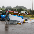 Unmittelbar nach dem Damenrennen zerlegte das durchziehende Unwetter den Start- und Zielbereich.